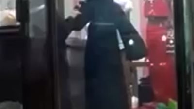بالفيديو.. الأمن السعودي يلقي القبض علي خياط يأخذ مقاسات فتاة