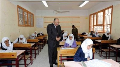 ضبط طالبة أثناء تصويرها الامتحان بالمحمول بأسيوط 
