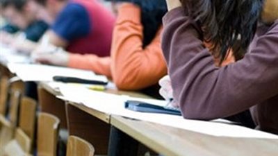 ضبط طالبتين بأمتحان الفيزياء بمحمول للغش داخل اللجنة بأسيوط