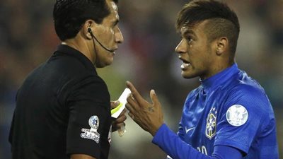 نيمار يهاجم حكام كوبا أمريكا ويصفهم بالضعفاء
