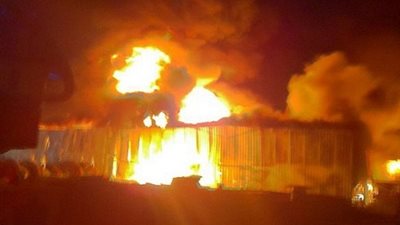 بالفيديو..أم تلقي نفسها و أطفالها من شرفة المنزل بسبب حريق