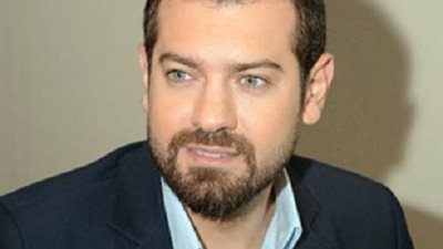 عمرو يوسف يعتذر لجمهوره بعد حذف 