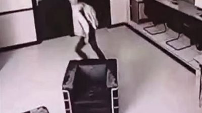 بالفيديو.. شاهد معركة بين