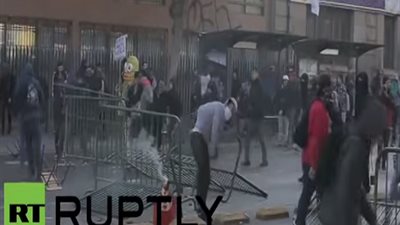بالفيديو .. مجزرة بين الطلاب والشرطة التشيلية لاصلاح التعليم