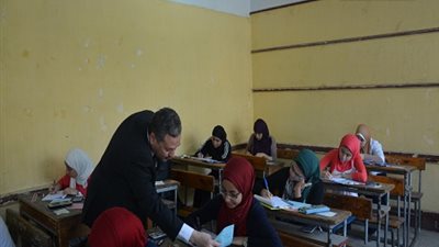 الرافعي يتفقد لجان الثانوية ويطالب المراقبين بالتشديد علي كتابة الاسماء علي ورقة الاسئلة