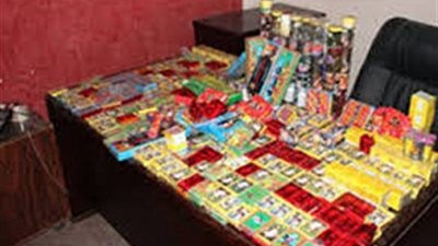 توقيف طالب بـ5 الاف صاروخ العاب نارية وشماريخ للأتجار بأسيوط 
