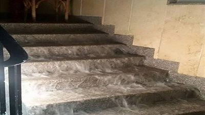 بالصور.. غرق غرف مدينة طالبات جامعة القاهرة بالمياة .. وسلالم المبني تتحول الي برك مياة