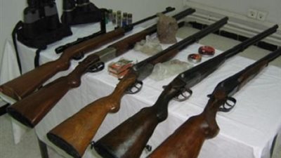 توقيف طالب وممرض ببندقيتين و13 طلقة بأسيوط 
