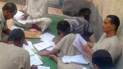 بالصور.. معلمي الأقصر يبدأون تصحيح امتحانات الثانوية الأزهرية 