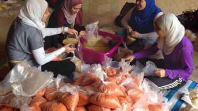 طلاب الجامعة الأمريكية يوزعون الحقائب الغذائية والوجبات الساخنة للمحتاجين في رمضان