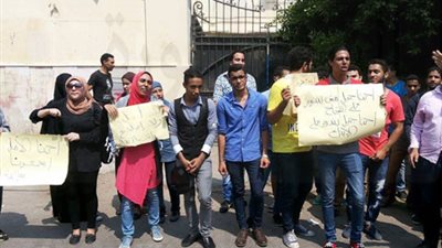 طلاب الثانوية ينظمون وقفة أمام 