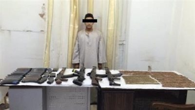 بالصورة..ضبط 4 بنادق اليه و25 خزينه و867 طلقة بمنزل أحد الخصومات الثأرية بأسيوط
