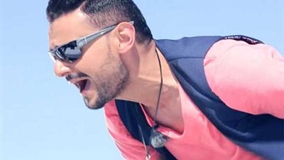 مجدي كامل ينهال بالضرب علي رامز جلال في 