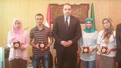 محافظ الفيوم يكرم أوائل الثانوية العامة في أول أيام عيد الفطر