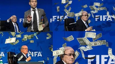 شخص يقتحم مؤتمر الفيفا ويرش نقود مزيفة على 