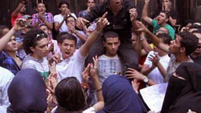 طلاب الثانوية العامة يتظاهرون أمام 