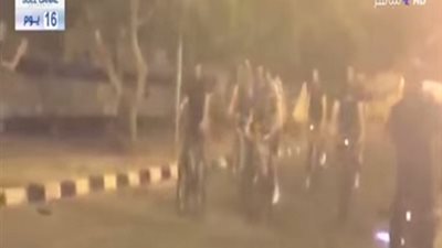 بالفيديو .. الرئيس يتجول بالدراجة اثناء قمة الاهلي والزمالك في شوارع مصر