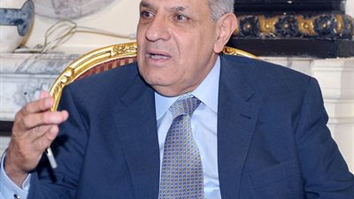 محلب: مستعد لحل مشاكل المعلمين 