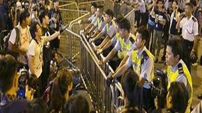 طلاب تايوان يقتحمون وزارة التعليم بعد انتحار مواطن اعتراضا علي المناهج