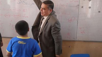 الوسيمى يطمأن على تطبيق البرنامج العلاجى للقرائية بالفيوم ويحيل أحد المعلمين للتحقيق