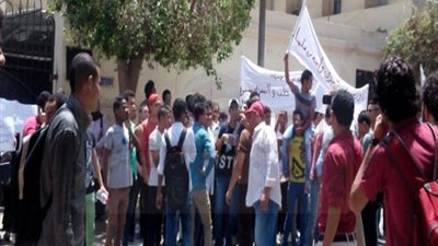 الأمن يمنح طلاب الثانوية العامة مهلة لفض تظاهراتهم.. والتعليم: نستهدف عودة الطلاب إلي المدارس