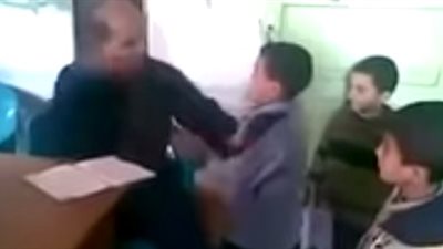 بالفيديو..معلم يعتدى بالضرب المبرح علي مجموعة من الأطفال