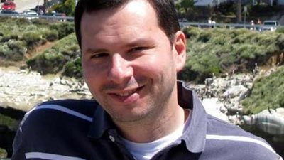 أستاذ بالجامعة الأمريكية يشارك في الكشف عن العلاقات المركبة للكائنات المجهرية بالمحيط المتجمد