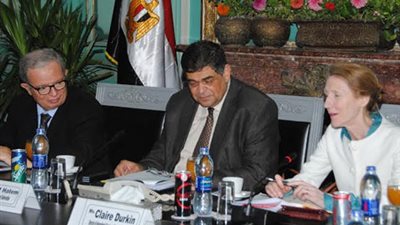 وفد التعليم العالي البريطاني يبحث مع جامعة عين شمس إنشاء برامج تعليمية لمنح درجات علمية مزدوجة