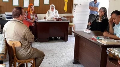 وكيــلة تعليم بورسعيد  تتفقــد مدرســة المــناخ وتأمر بإزالة إحدي الأشجار القديمة لحماية الطلاب