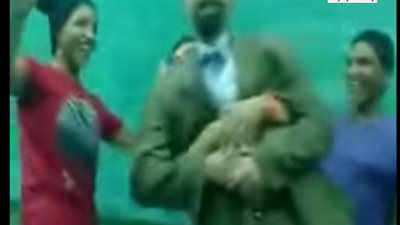 بعد الفيديو الفاضح ..الرافعي : كرامة المعلم خط أحمر..والصورة المؤسفة مجهولة الزمان والمكان