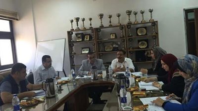 نائب رئيس جامعة قناة السويس يستعرض اداء مركز الدراسات التجارية