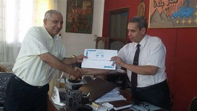 بالصور ..تعليمية السلام تكرم أحد كوادرها لنجاحه في تدريب لجنة الحماية المدرسية
