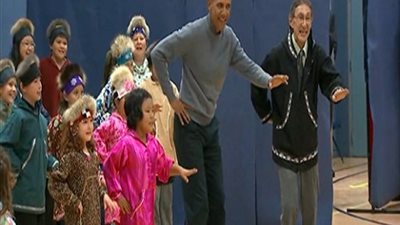 بالفيديو.. أوباما يفاجئ طلاب مدرسة بالرقص معهم