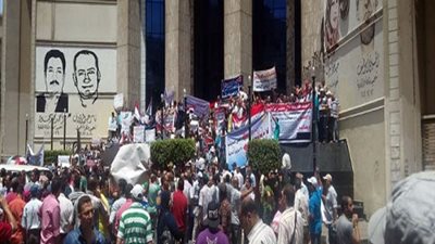 العاملون بالضرائب ينظمون وقفة احتجاجية للمطالبة يإقالة وزير المالية.. الأحد