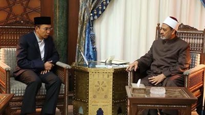 الطيب في لقائه بمحافظ بنجارة الإندونيسي: مستعدون لإنشاء معاهد أزهرية بإندونيسيا
