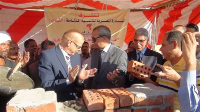 رئيس جامعة جنوب الوادى و المحافظ يضعان حجر الأساس لأول مصنع ملابس بمدرسة الطويرات الصناعية 
