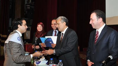 جامعة القاهرة وأكاديمية البحث العلمي يحتفلان بتخريج دفعة جديدة من  برنامج تدريب علماء الجيل القادم