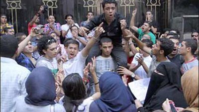 طلاب الثانوية يقطعون الطريق أمام جامعة القاهرة اعتراضا علي التنسيق
