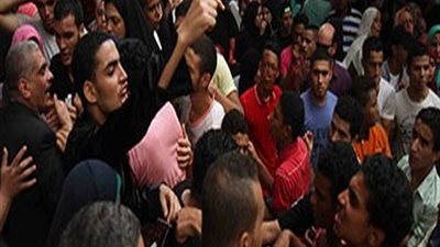 طلاب الثانوية يحاصرون