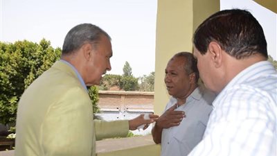 محافظ قنا يأمر بإقالة مدير الإدارة التعليمية بدشنا ومديري مدرستين بسبب تدني مستوى النظافة
