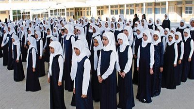 إهداء 5000 طالب الزي المدرسي بـ