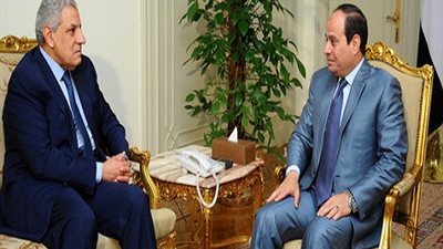 السيسي يقبل استقالة حكومة محلب ويكلفها بتسيير الأعمال.. و