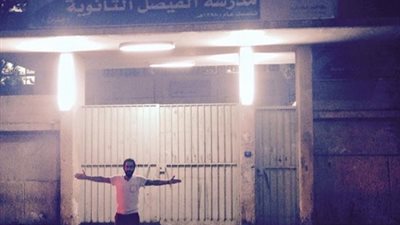 بالصورة.. أحمد حلمي أمام مدرسته في السعودية يشعل 