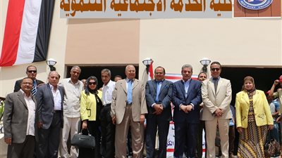 رئيس جامعة بني سويف يشكر القومي للمرأة والسكان لإهدائه مكتبة لكلية الخدمة الاجتماعية التنموية
