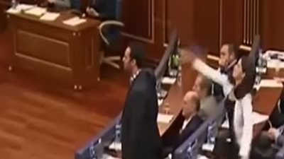 بالفيديو..رشق رئيس الوزراء الكوسوفي بالبيض الفاسد