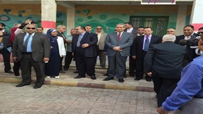 الهلالي يتفقد مدرسة قليوب ويحضر طابور الصباح في الثانوية الصناعية بنات