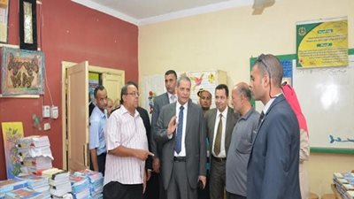 وزير التعليم يصل مدرسة قليوب لمتابعة سير أول يوم في العام الجديد