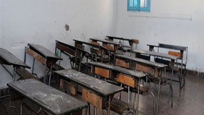 تأجيل الدراسة بمدرسة النيل الابتدائية بالوراق لعدم صلاحية المقاعد ونقصها