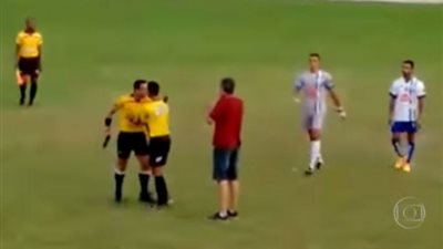 صدق اولا تصدق .. حكم برازيلى يشهر مسدس فى وجه لاعب كرة قدم