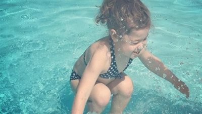 بعد الفستان ..صورة الطفلة تحت الماء او فوقه حيرت 3 ملايين شخص علي مواقع التواصل الاجتماعي